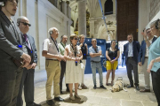 Un grupo de usuarios de la ONCE disfrutó ayer de una visita audioguiada por la muestra expositiva de arte sacro ‘Angeli’.-ISRAEL L. MURILLO