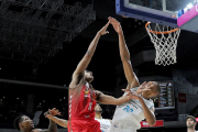 Sebas Saiz intenta superar a Tavares, ayer, en el WiZink Center.-ISRAEL L. MURILLO