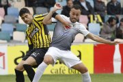 Ayoze protege un balón ante el acoso de un jugador del Barakaldo en el partido de ayer en Lasesarre-Mireya López