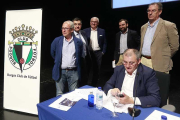 Imagen de varios directivos del Burgos CF antes de comenzar una Asamblea.-RAÚL G. OCHOA