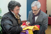 El portavoz de IU, Gaspar Llamazares (D), firma en una bandera republicana en la Casa de Cultura de La Robla (León)-Ical