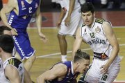 Pecikevicius fuerza la penetración ante Huskic.-SANTI OTERO