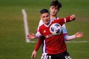 Roberto Alarcón controla la pelota en un partido de la presente temporada en El Plantío. SANTI OTERO