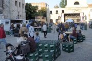 La plaza de San Juan se animó antes de que abrieran las cantinas con ruedas y sonara la música.-Israel L. Murillo