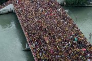 Procesión masiva del Cristo Negro en la capital de Filipinas, Manila.-AFP / NOEL CELIS