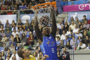 Thompson machaca el aro en el partido contra el Tenerife.-SANTI OTERO