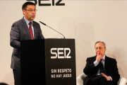 Josep María Bartomeu interviene en el acto contra el racismo, en presencia de Florentino Pérez .-JUAN MANUEL PRATS