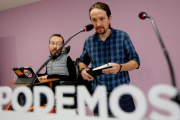 Pablo Iglesias comparece con Pablo Echenique en la sede de Podemos, en Madrid.-JUAN MANUEL PRATS