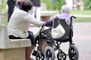 Una mujer cuida de una anciana.-RAÚL G. OCHOA