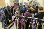 Mercadillo de ropa de segunda mano de Cáritas.-ICAL