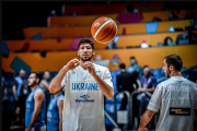 Viacheslav Kravtsov calienta durante un partido con Ucrania.-FIBA