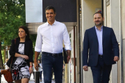 Carles Puigdemont y Neus Munté, en el palau de la Generalitat.-JULIO CARBÓ