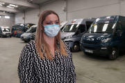 Yolanda Bayo en las cocheras de sus autobuses. L.V.