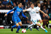 Cristóbal Márquez presionado por Marcos Llorente en un partido de Copa que jugó el Fuenlabrada ante el Real Madrid.-