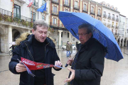 Javier Lacalle muestra información electoral a un ciudadano.-RAÚL G. OCHOA