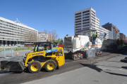 Las máquinas comenzaban ayer a trabajar en la avenida de la Paz, junto a la plaza España.-ISRAEL L. MURILLO