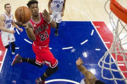 Butler, de los Bulls, entrando a canasta ante los Sixers.-