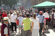 A la venta de productos de todo tipo en los puestos de la feria , volverán a sumarse propuiestas teatrales que animarán la villa pozana.-G. G.