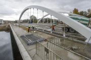 Las obras del puente de las Rebolledas presentaban ayer este estado ya con un primer asfaltado concluido.-ISRAEL L. MURILLO
