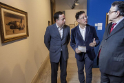 Javier del Campo (c.) se dirige a Manuel Cabello en presencia de Óscar Martínez y frente a una tinta negra de Fabres y Costa.-Santi Otero