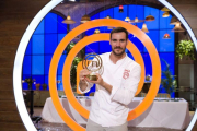 Saúl Craviotto, con el premio que le acredita como ganador de Masterchef celebrity 2.-RTVE
