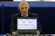 El eurodiparlamentario polaco Janusz Korwin-Mikke, en el 2015, pidiendo la pena de muerte en Europa.-VINCENT KESSLER / REUTERS