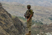Un soldado paquistaní monta guardia en el área tribal de Khyber, cerca del puesto fronterizo de Torkham entre Pakistán y Afganistán, el 15 de junio del 2016.-MUHAMMAD SAJJAD