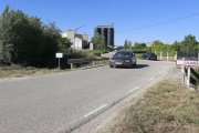 La carretera, que usan los vecinos y la empresa (al fondo) deberá ampliarse y el puente, derrumbarse.-R. O.