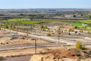 La urbanización, en primer término, se encuentra en este estado de abandono, mientras al fondo  se encuentra el campo de golf con el característico verde del césped cuidado.-ISRAEL L. MURILLO