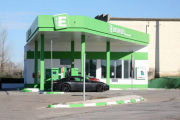 La estación de servicio, propiedad de la compañía hispalense Easy Fuel, continuaba ayer abierta pese a las visitas de agentes de la autoridad.-MIGUEL ÁNGEL