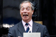 Nigel Farage en Downing Street con una carta para May.-TOLGA AKMEN / AFP