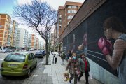 Varias personas caminan por una de las aceras de la calle Vitoria, en las cercanías de Juan XXIII. TOMÁS ALONSO