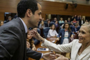 La candidata del PP, Cristina Cifuentes, saluda al candidato de Ciudadanos, Ignacio Aguado, este miércoles, en la Asamblea de Madrid.-EFE / EMILIO NARANJO