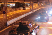 Tanques chinos atraviesan la frontera con Hong Kong, este jueves.-JUAN JUNMIN (XINHUA) (AP)