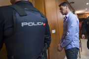 El hombre condenado a 19 años y 5 meses por maltratar a su mujer, que quedó parapléjica tras saltar por la ventana para huir de la última paliza, durante la vistilla que se ha celebrado esta mañana en la Audiencia de Cantabria.-EFE