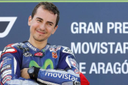 Jorge Lorenzo, en lo más alto del podio de Motorland, tras ganar el GP de Aragón, el pasado 27 de septiembre.-REUTERS / MARCELO DEL POZO