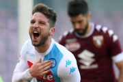 El belga Mertens celebra uno de sus cuatro goles en el Nápoles-Torino.-AFP / CARLO HERMANN