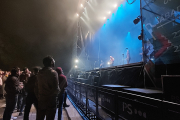 El público asistió bien abrigado al concierto de Cronometrobudú en la plaza de Santa Teresa a 7ºC de temperatura. L. G. L.