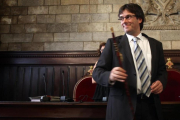 Carles Puigdemont, durante su toma de posesión como alcalde de Girona.-/ JOAN CASTRO