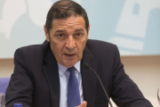 El consejero de Sanidad, Antonio María Sáez, presenta la campaña de vacunación frente a la gripe y el neumococo.-Ical