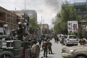 Imagen de la zona afectada por la explosión contra una ONG internacional en Kabul.-RAHMAT GUL (AP)
