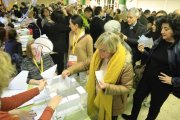 Votantes en el Ramon Llull-FERRAN NADEU