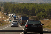 Turismos y camiones circulando por la N-I.-G.G.