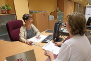 Una mujer atiende a otra en una de las oficinas del Servicio de Empleo de Castilla y León.-PABLO REQUEJO