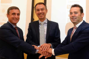 Rafael Barbero, Carlos de Quevedo y Alberto Navarro sellan el acuerdo.-ICAL