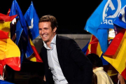 Pablo Casado celebra los resultados, el domingo por la noche frente a la sede del PP en la calle de Génova.-AFP / ÓSCAR DEL POZO