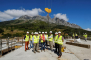 El consejero de Fomento y Medio Ambiente, Juan Carlos Suárez-Quiñones y el director del Organismo Autónomo Parques Nacionales, Basilio Rada Martínez, visitan las obras de construcción del nuevo Centro de Visitantes del Parque Nacional de los Picos de Euro-ICAL
