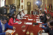 Concejales electos del Partido Popular y de Ciudadanos, en la reunión de ayer, celebrada en Alcaldía.-SANTI OTERO