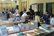 Un momento del reparto de libros que tuvo lugar estos días en el centro educativo Nuestra Señora de las Altices.-ECB