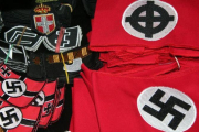 Símbolos nazis y fascistas a la venta.-IRENE SAVIO